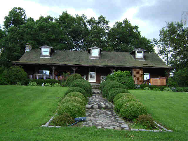 Building photograph for 372 NONNEWAUG RD